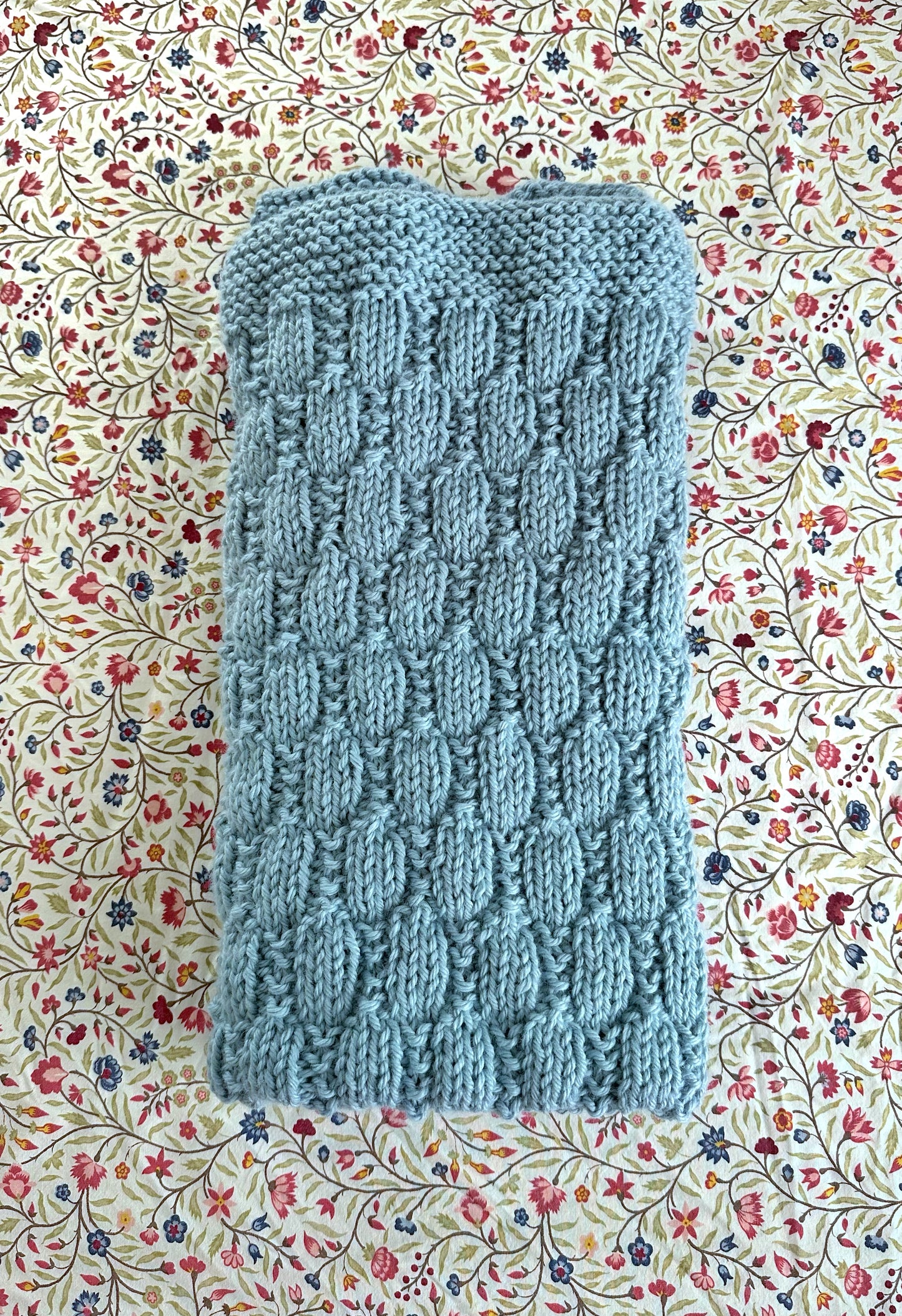beehive baby blanket knitting pattern folded blanket detail blue