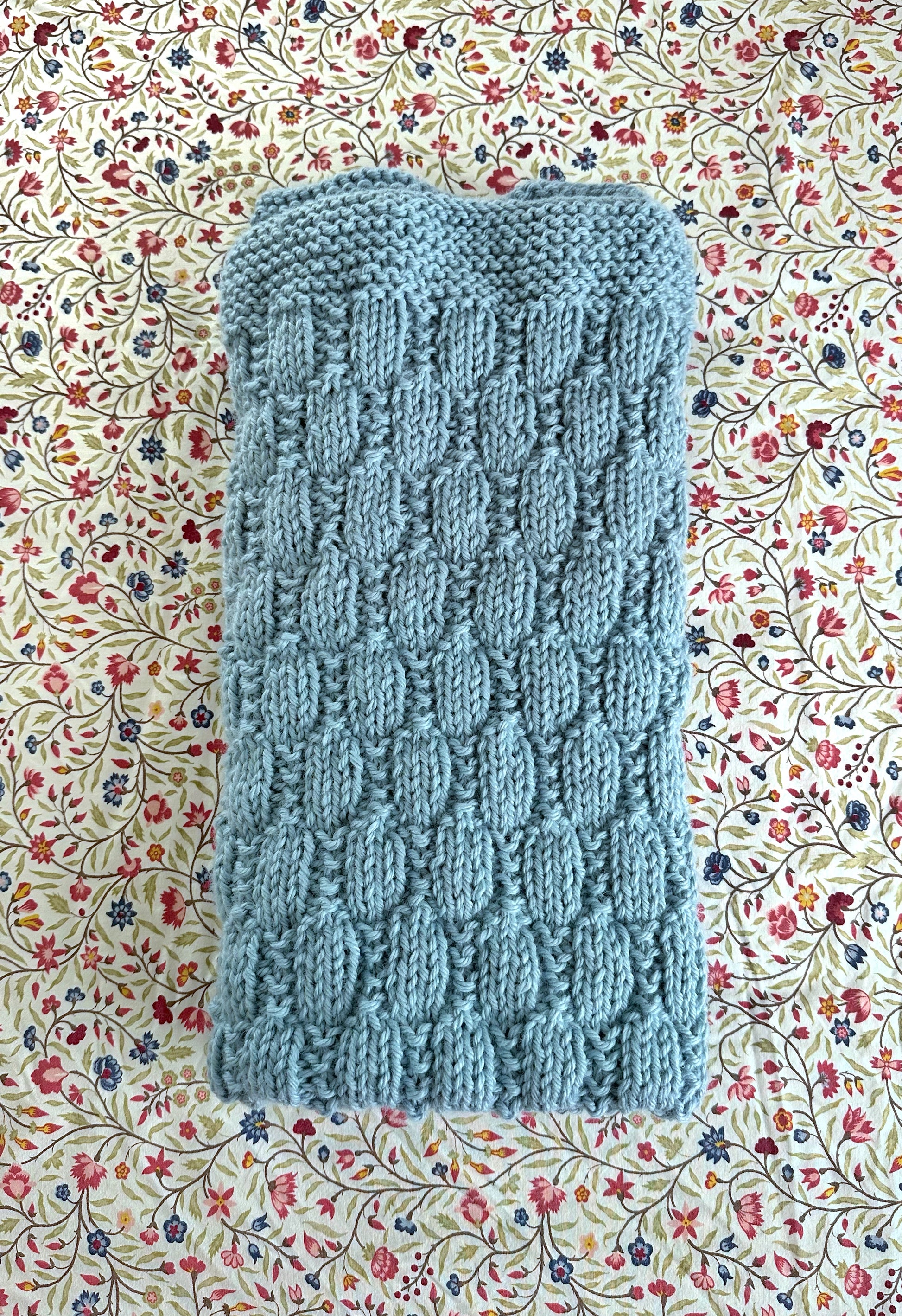 beehive baby blanket knitting pattern folded blanket detail blue