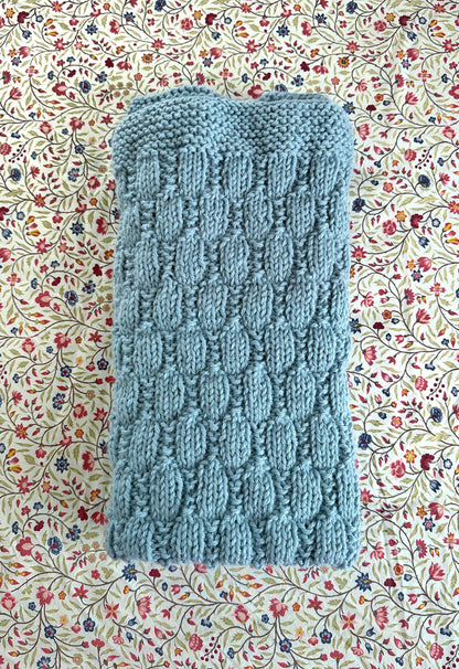 beehive baby blanket knitting pattern folded blanket detail blue