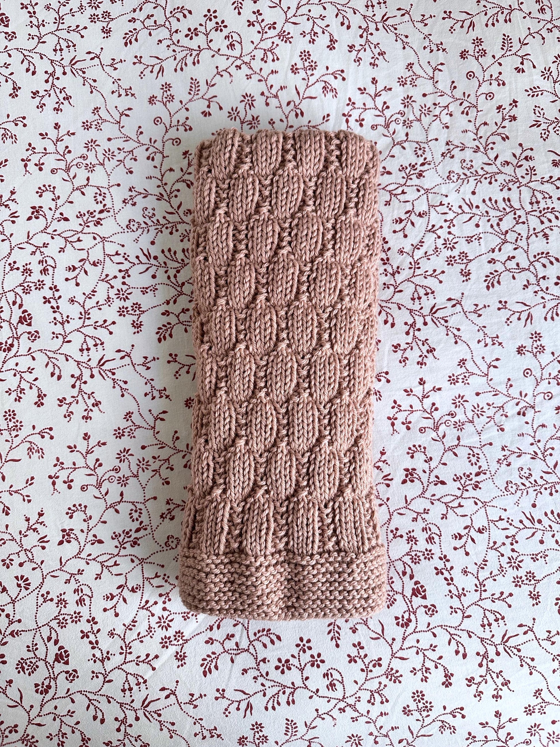 beehive baby blanket knitting pattern folded blanket detail