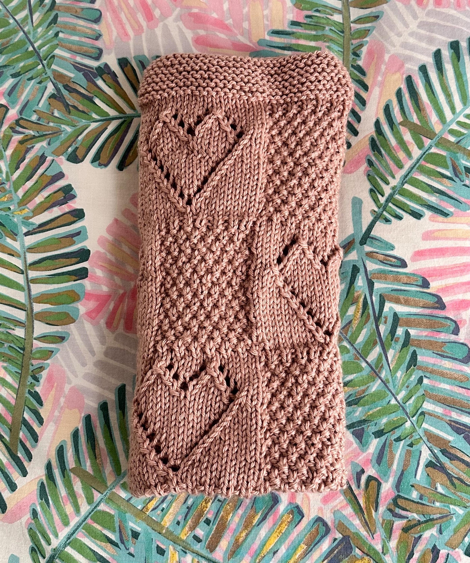 heart baby blanket knitting pattern folded blanket detail