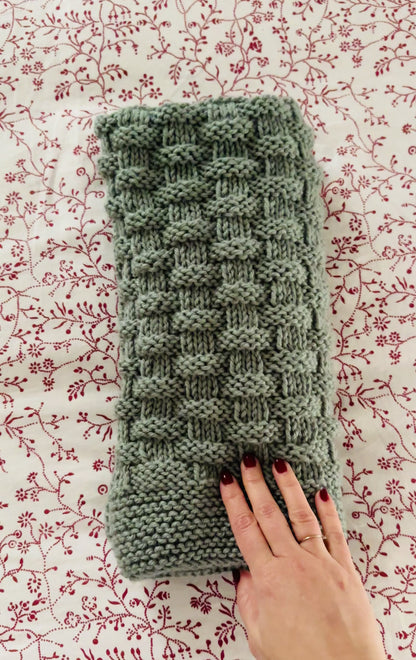 vessel baby blanket knitting pattern video showing textured knit in movement