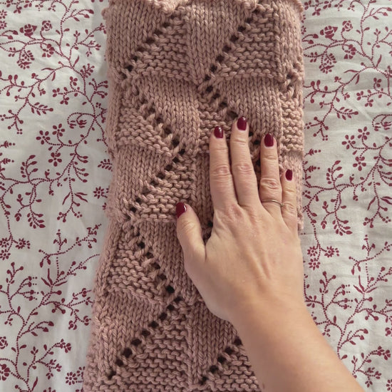 zig zag baby blanket knitting pattern video showing textured knit in movement dusty pink