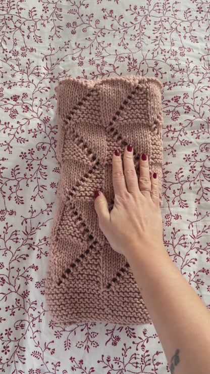 zig zag baby blanket knitting pattern video showing textured knit in movement dusty pink