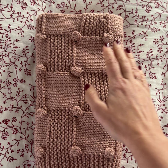 bobble baby blanket knitting pattern video showing textured knit in movement