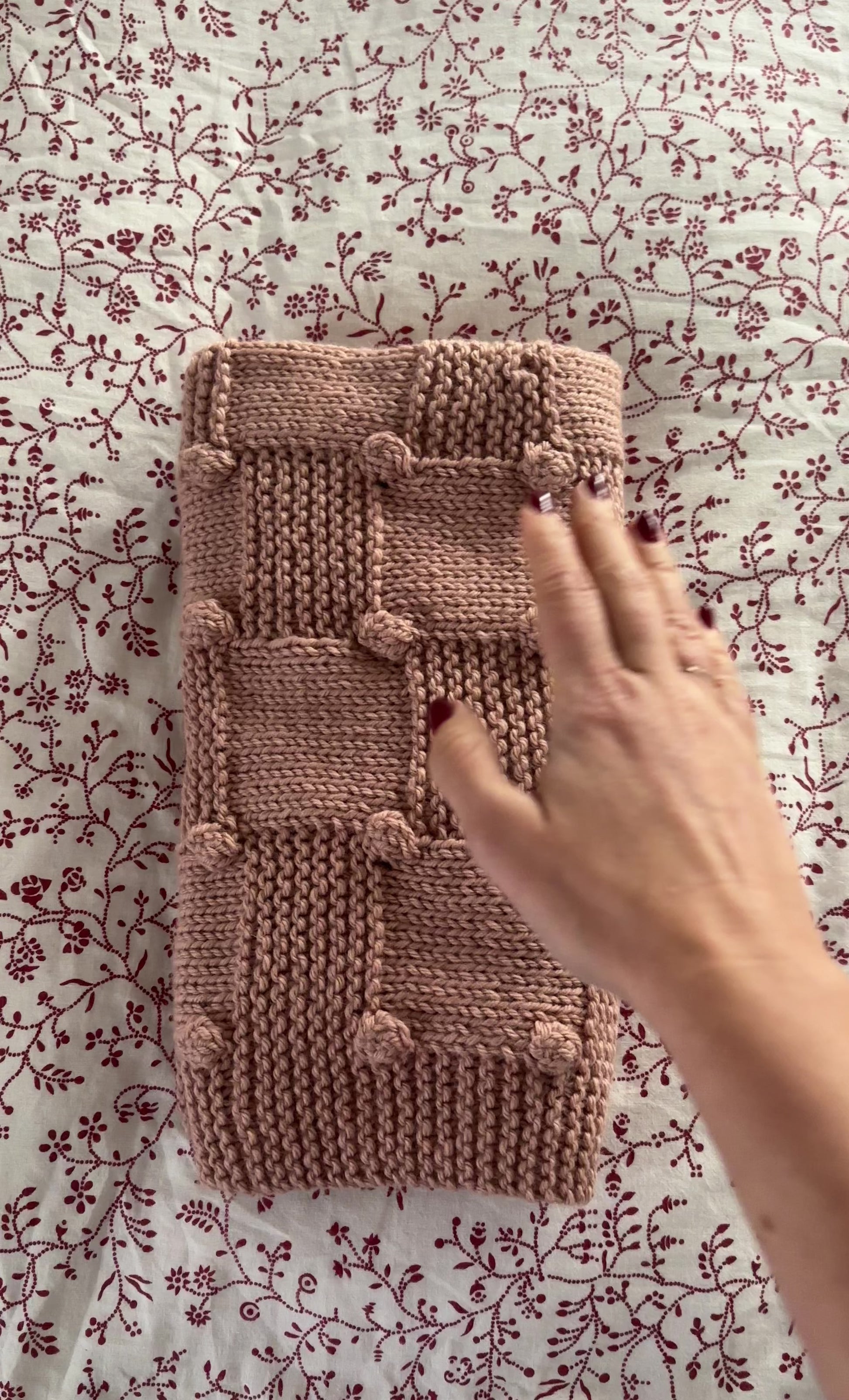 bobble baby blanket knitting pattern video showing textured knit in movement