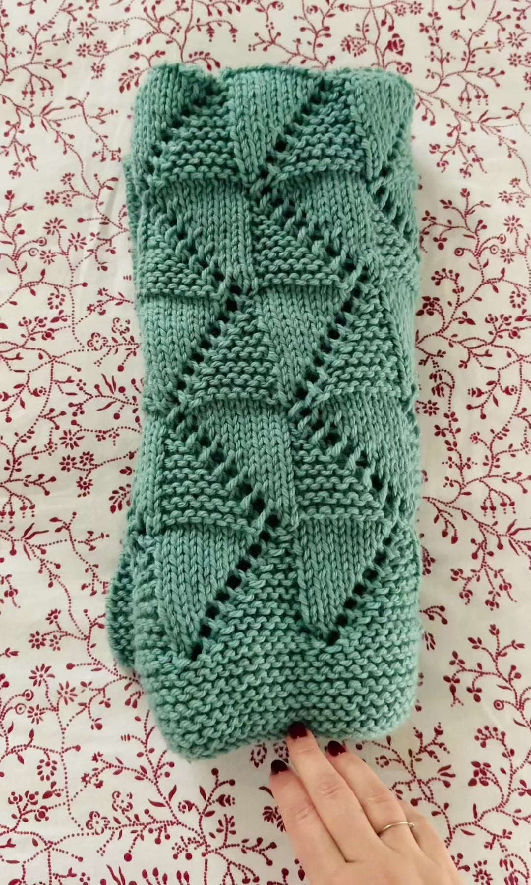 zig zag baby blanket knitting pattern video showing textured knit in movement