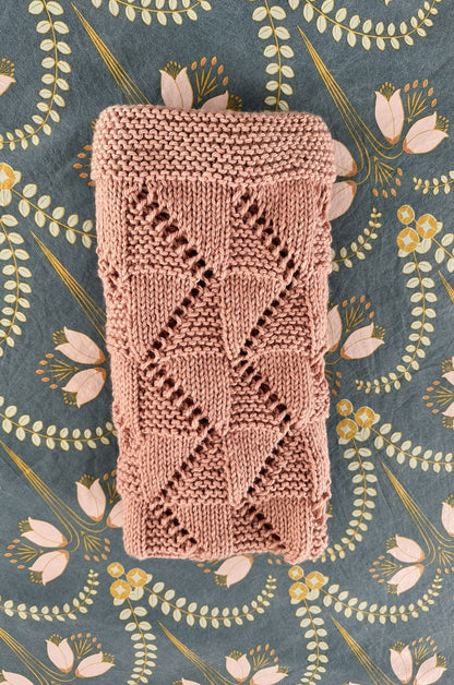 zig zag baby blanket knitting pattern folded blanket detail dusty pink