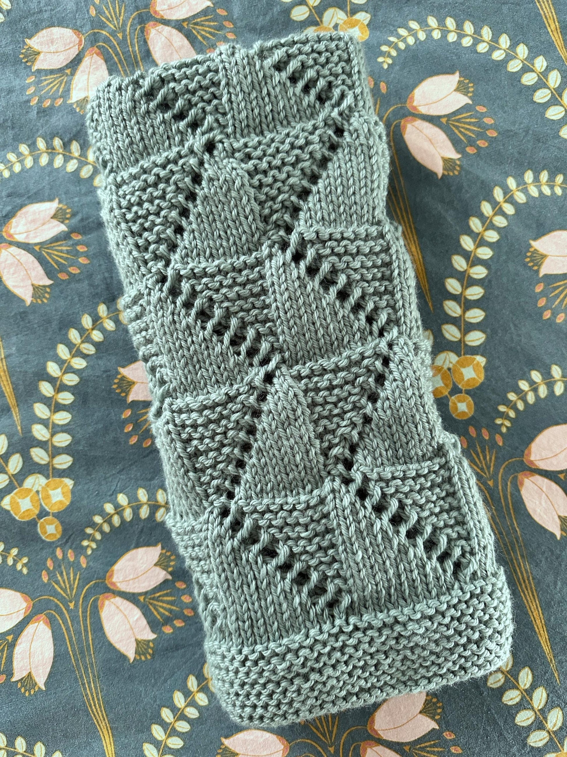 zig zag baby blanket knitting pattern folded blanket detail