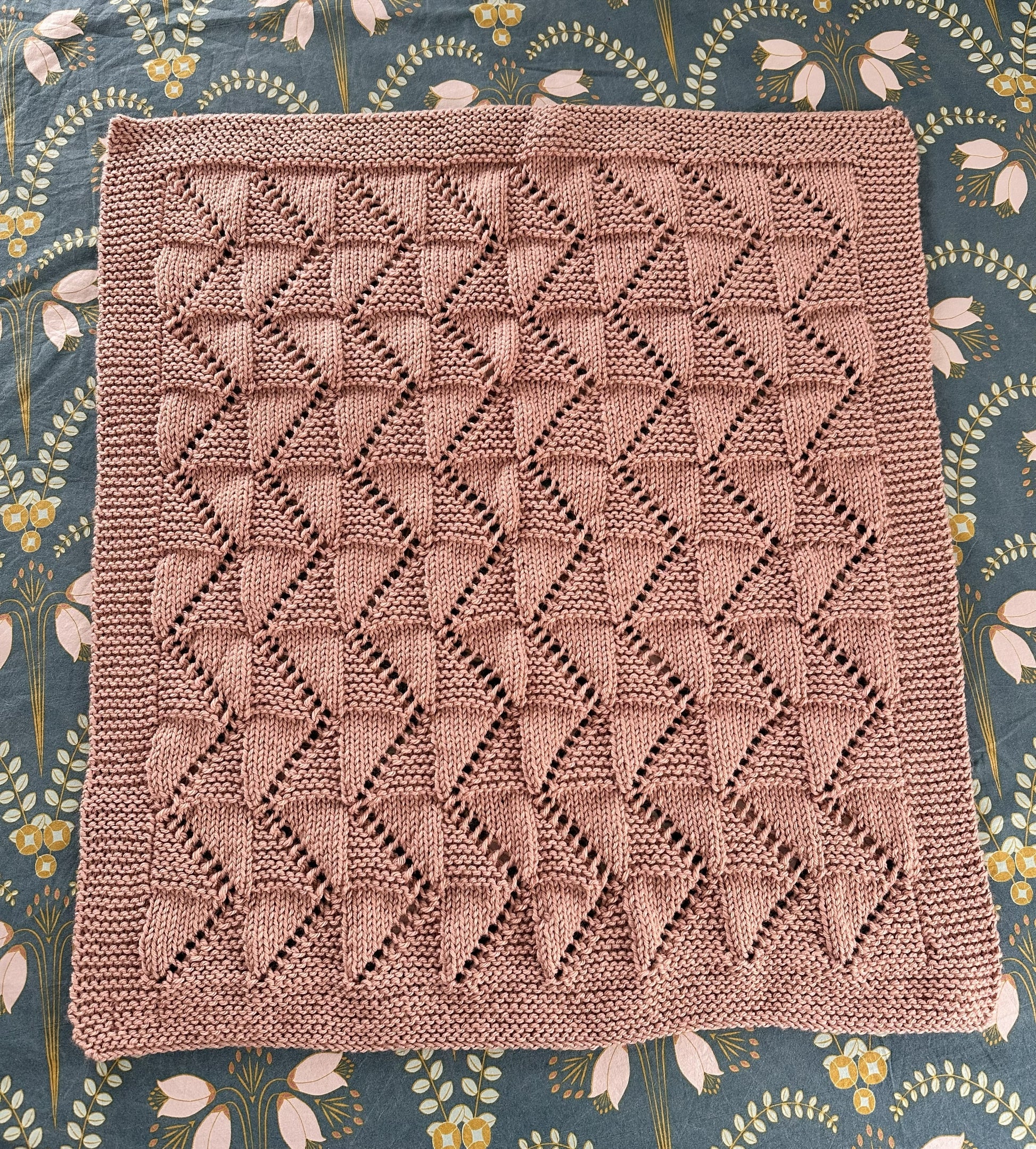 zig zag baby blanket knitting pattern full blanket view dusty pink