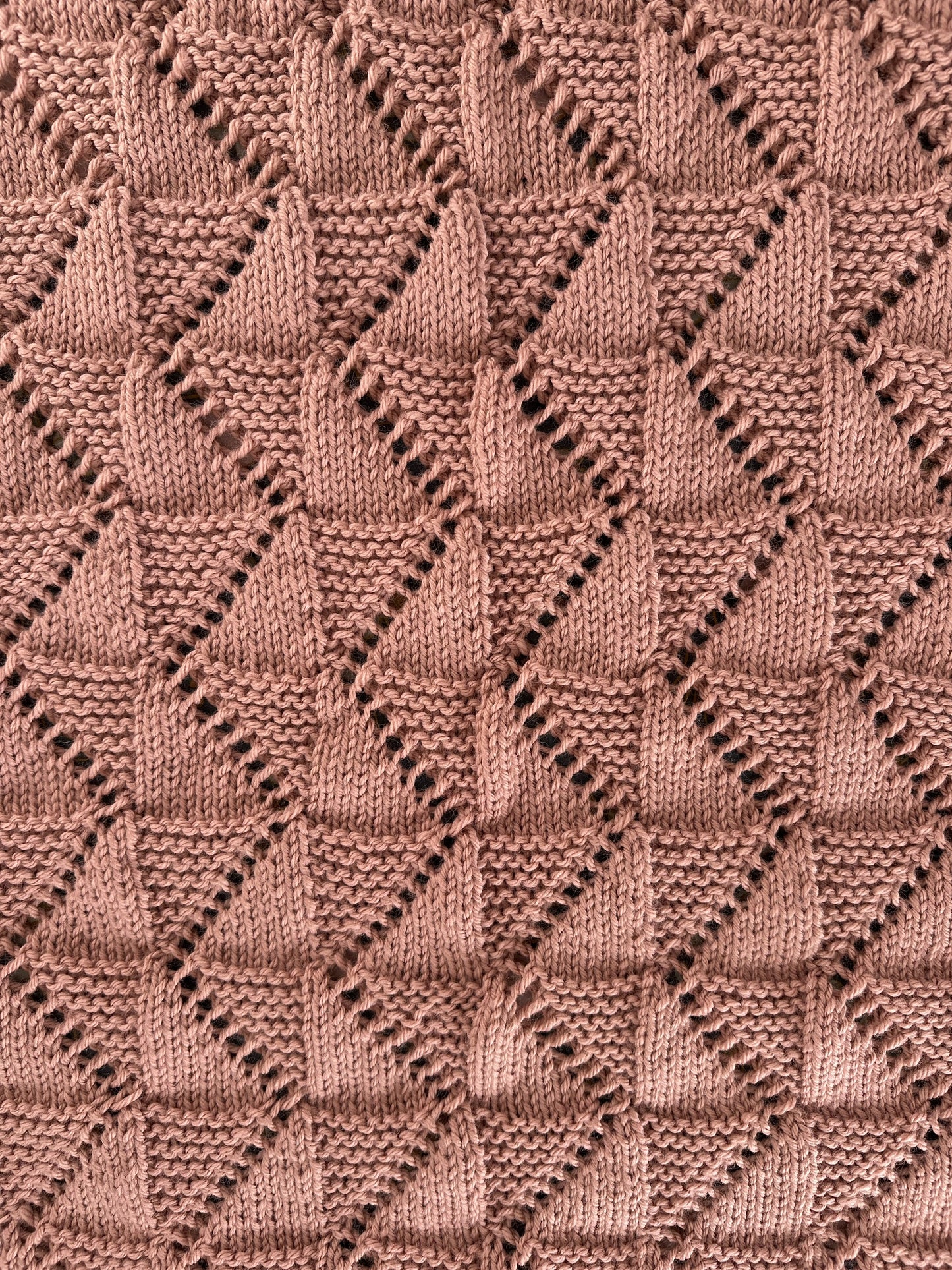 zig zag baby blanket knitting pattern knit and purl texture detail dusty pink