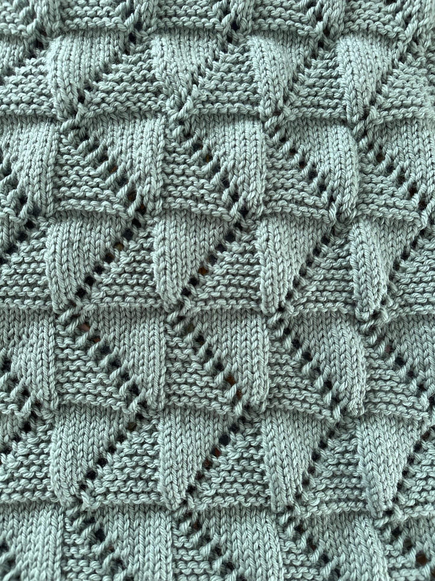 zig zag baby blanket knitting pattern knit and purl texture detail