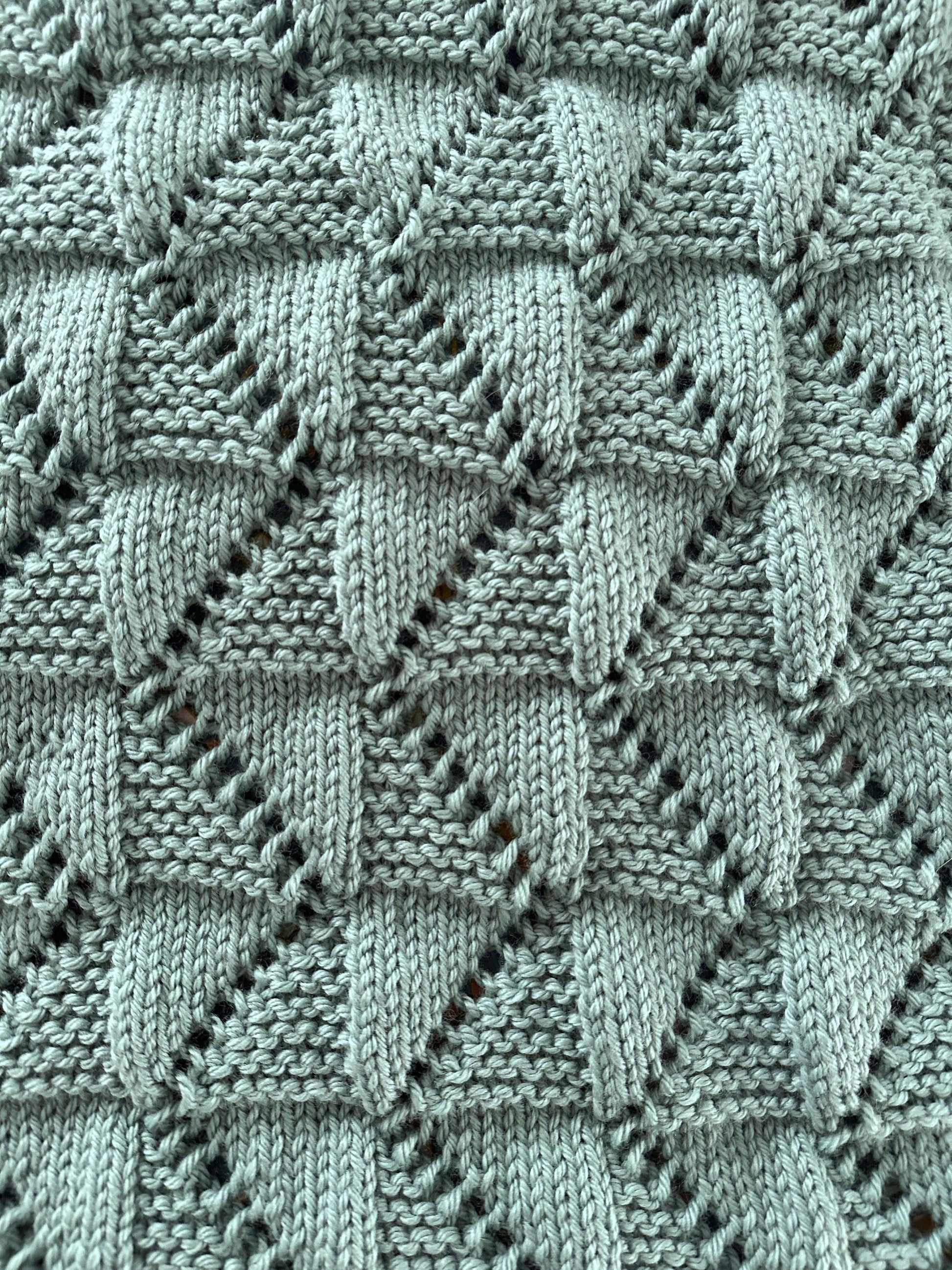 zig zag baby blanket knitting pattern knit and purl texture detail