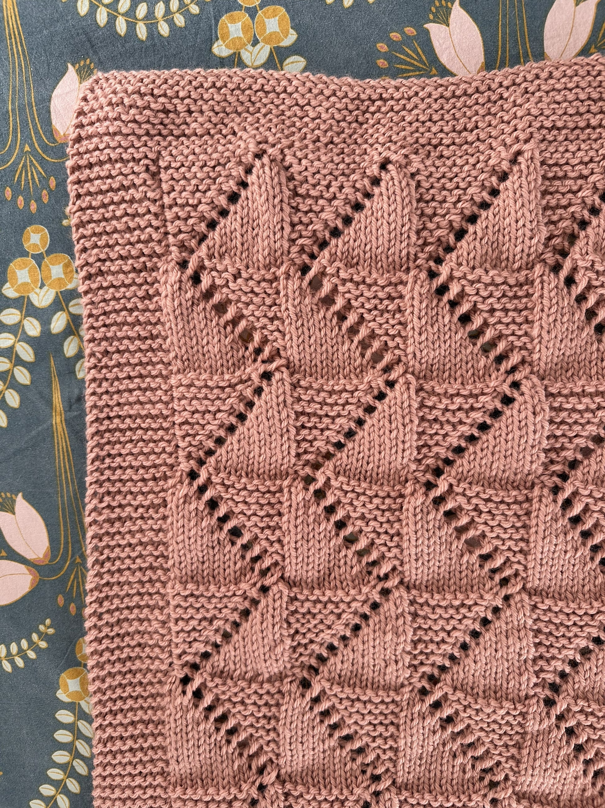zig zag baby blanket knitting pattern soft dusty pink color